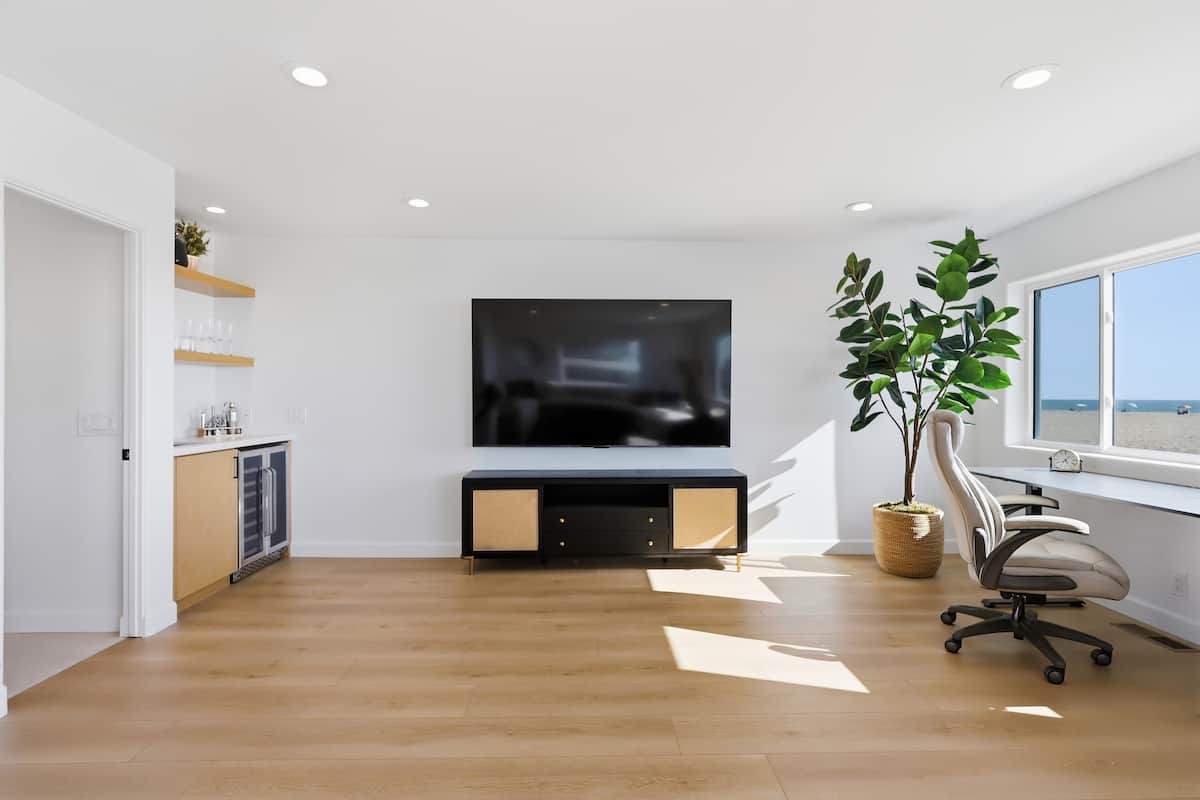 Flexible workspace and media room